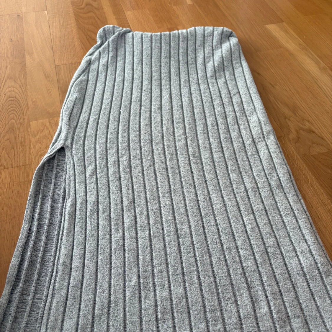 Grå ribbad långkjol i stickat material