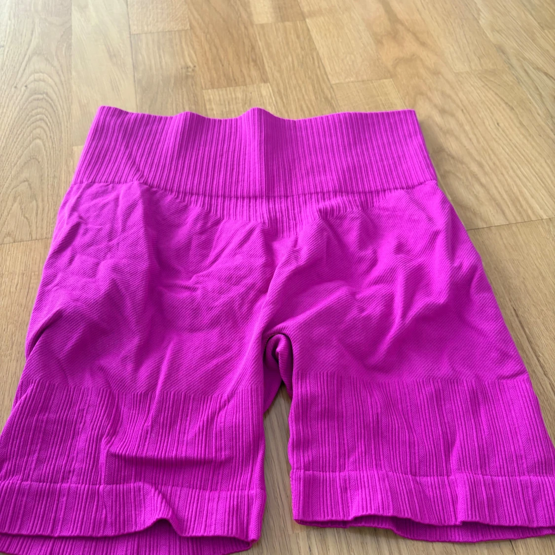 Ribbstickade cykelshorts i rosa