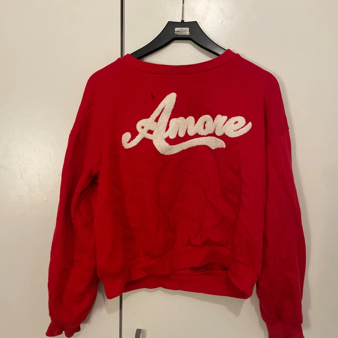 Röd sweatshirt med Amore-tryck
