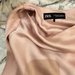 Ljus rosa topp Zara - Ljusrosa satin topp, strl M. Passar S,XS. 