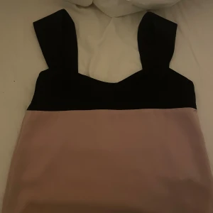 Så fin topp från cider med breda axelband!! - Säljer nu den här så fina toppen från cider, den är i storlek xs men har sytt upp banden lite då de va för långa!!! Skriv vid frågor osv❣️