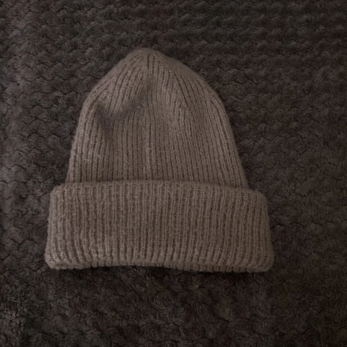 Beige ribbstickad mössa från Everest