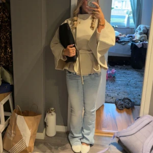 poncho kappa - Säljer denna poncho kappa från Nelly, som är slutsåld. Den är använd några fåtal gånger, så därför i väldigt bra skick. 🤍