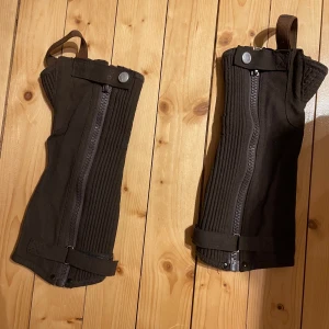 Shortchaps - Säljer ett par bruna shortchaps då de inte kommer till användning. De är använda. Kardborrebanden fäster inte jätte bra längre, men de ska funka ändå. De är 65 cm