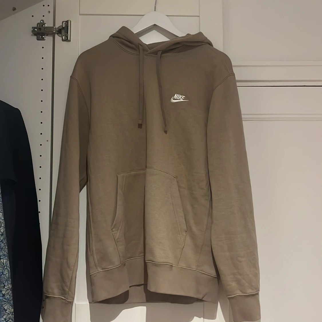 Beige Nike hoodie med broderad logga