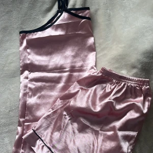 Pyjamas  - Rosé satin pyjamas linne med shorts. Storlek S men passar även XS