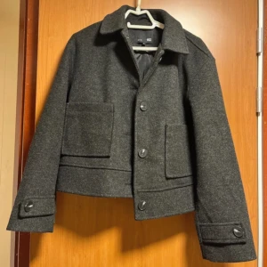 Höstkappa  - Superfin lite kortare kappa. Endast använd väldigt fåtal gånger så den är som ny! Normal i storlek. 