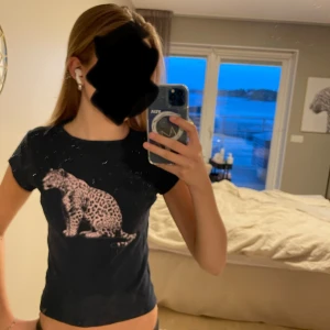 Subdued T-shirt - Jättefin mörkblå/svart tight t-shirt från subdued med rosa leopard tryck💗