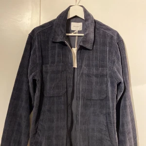 Overshirt - En overshirt i storlek S ifrån vailent, nypris 699kr och mitt pris är 250kr. Overhorten är aldrig använd. Skriv vid minsta funderingar