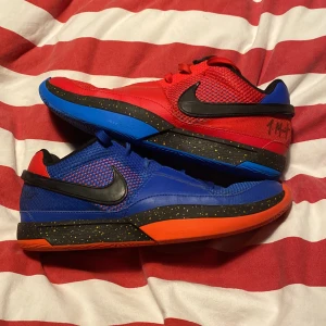 Nike sneakers i rött och blått - Nike Ja Morant 1 Hunger. Mismatch Basketsko. Köptes för 2100kr nypris och har använts ett bra tag och hållit sig extremt bra. Inte mycket slitage, endast lite mesh som har gått bort på högra skon (blå). Sjuk traction på alla sorters planer och bra support. Väldigt bra basketsko. Storlek 44