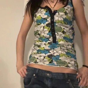 Blommig linnetopp med knappar - Söt vintage mönstrat Linné 