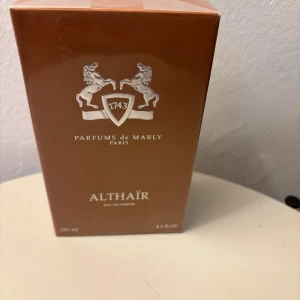 Parfums de Marly Althaïr 125ml - Althaïr från Parfums de Marly Paris. Eau de Parfum, 125 ml. En modern doft med inslag av ädla ingredienser, noter av varma träslag och vanilj. Tillverkad i Frankrike.