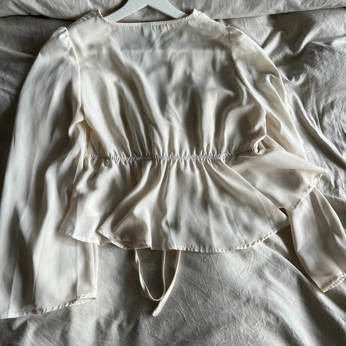 Beige blus med volang - 1