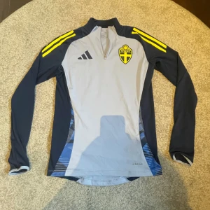 Adidas Tröja Sverige - Tja! Säljer denna Mörkblå Sverige träningströja från Adidas, dessa är spelare i landslaget som använder och går ej att köpa så dom är väldigt limiterade i mängden! Storlek S