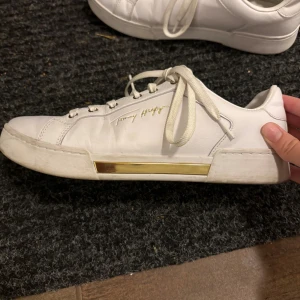 Tommy hilfiger skor - Skor köpta för ca 2 år sen för 1299kr. Har använts max 5 gånger. Säljer pga att de inte kommer till användning. Storlek 42. Kom privat för fler bilder eller prisförslag