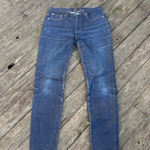 APC jeans - Fin fade och fortfarande i bra skick. Enda skavanken på bild 4. Storlek på etiketten: 28 Mått: Ytterbenslängd 98 cm Midja 39 cm Benöppning 15 cm
