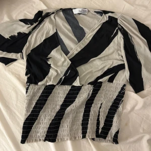 Omlott topp - Söt omlott topp i coolt mönster som påminner om zebra. Strl L men passar S också om man vill ha en mer baggy look 🥰