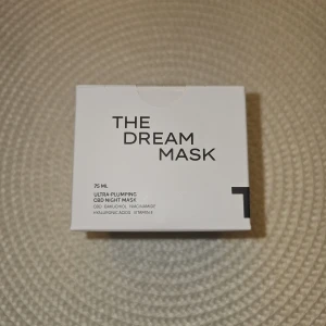 The Dream Mask CBD Night Mask 75ml - The Dream Mask är din skönhetssömns BFF. Applicera ett rikt lager i ansiktet och på halsen, och vakna upp med ultra-lugn, fyllig och strålande hud.  Hjälten i MANTLEs hudvård är ekologisk CBD.  Ord pris 850kr