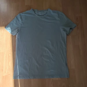 Tshirt - Tshirt från H&M, storlek L. Slim fit.