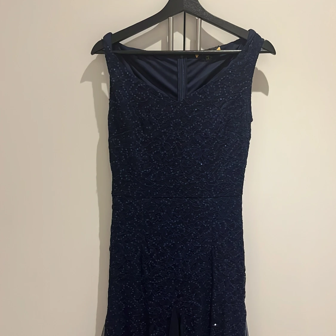 Marinblå långklänning med spetsdetaljer - 1