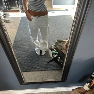 Coola vita jeans  - Säljer mina vita jeans från Zara väldigt coola och sköna!🥰dom är i storlek 36 och jag är 173cm lång💕
