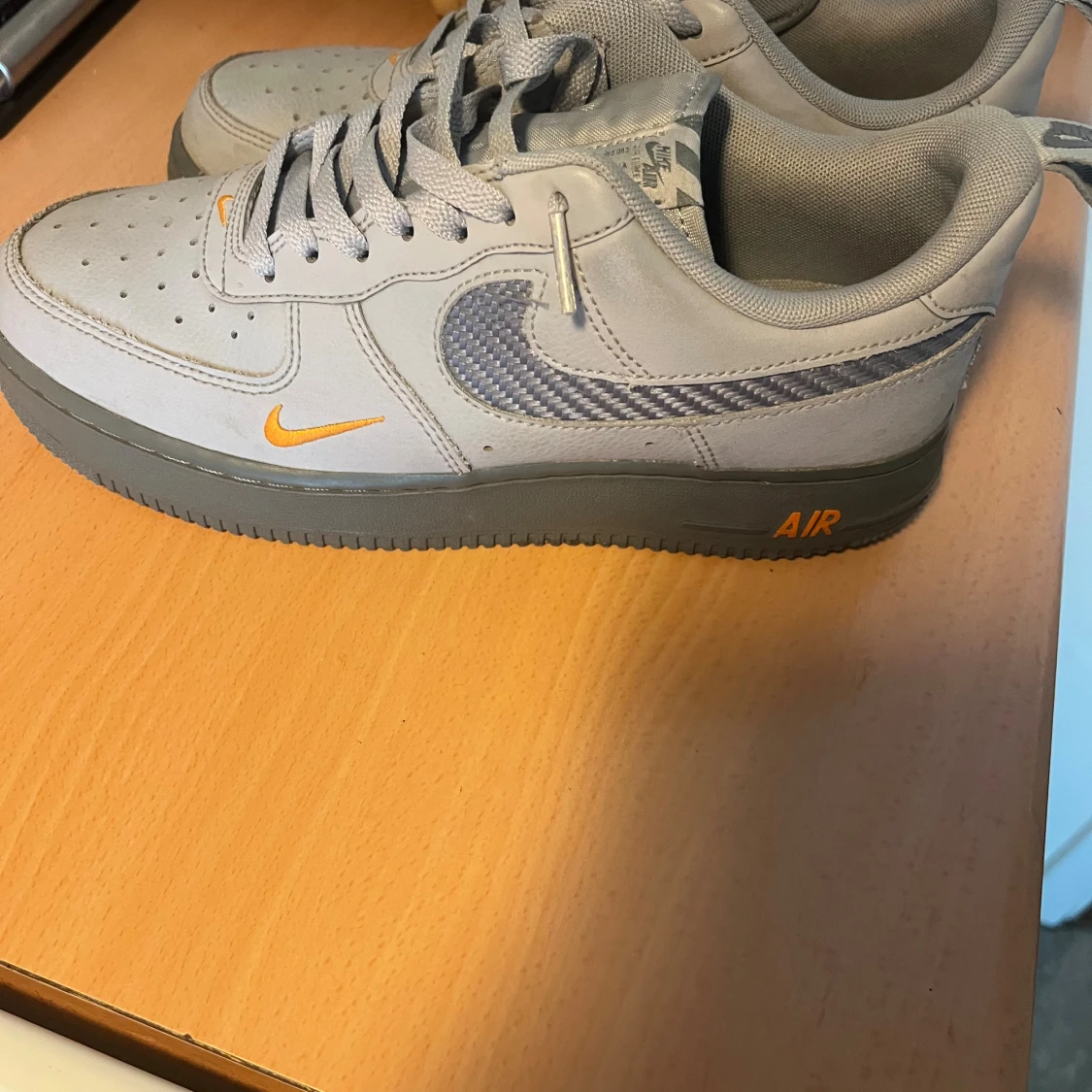 Nike Air Force 1 grå med orange detaljer - 1