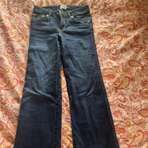Bootcut jeans från 157, mörkblå - Mörkblå bootcut jeans från 157 med klassisk femficksdesign och snygga bakfickor med knappar. Storlek S. Säljer pga fel jeansmodell. Köptes nyligen och har testats en gång men aldrig används. Normal i storleken. Nypris 400