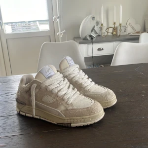 Intresse koll skor  - Jag säljer min aregstos nu. Dem kommer inte till andvöndnkng längre så tänker att jag ska sälja dem. Bra skick är en lite svart fläck på ena skon men syns knappt. Box ingår. Nypris 3500