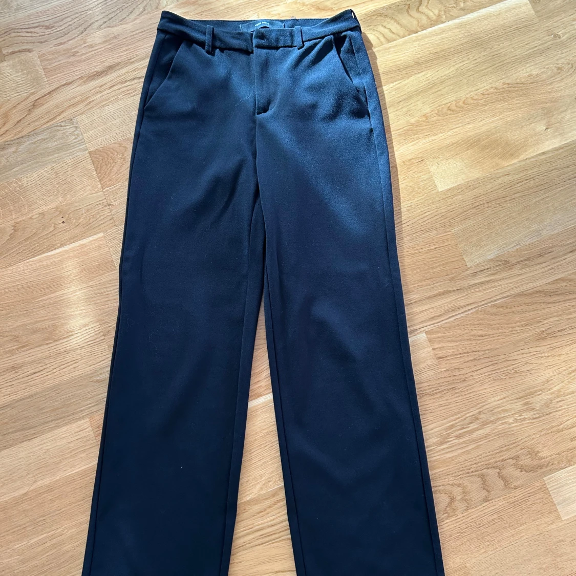 Svarta kostymbyxor med raka ben