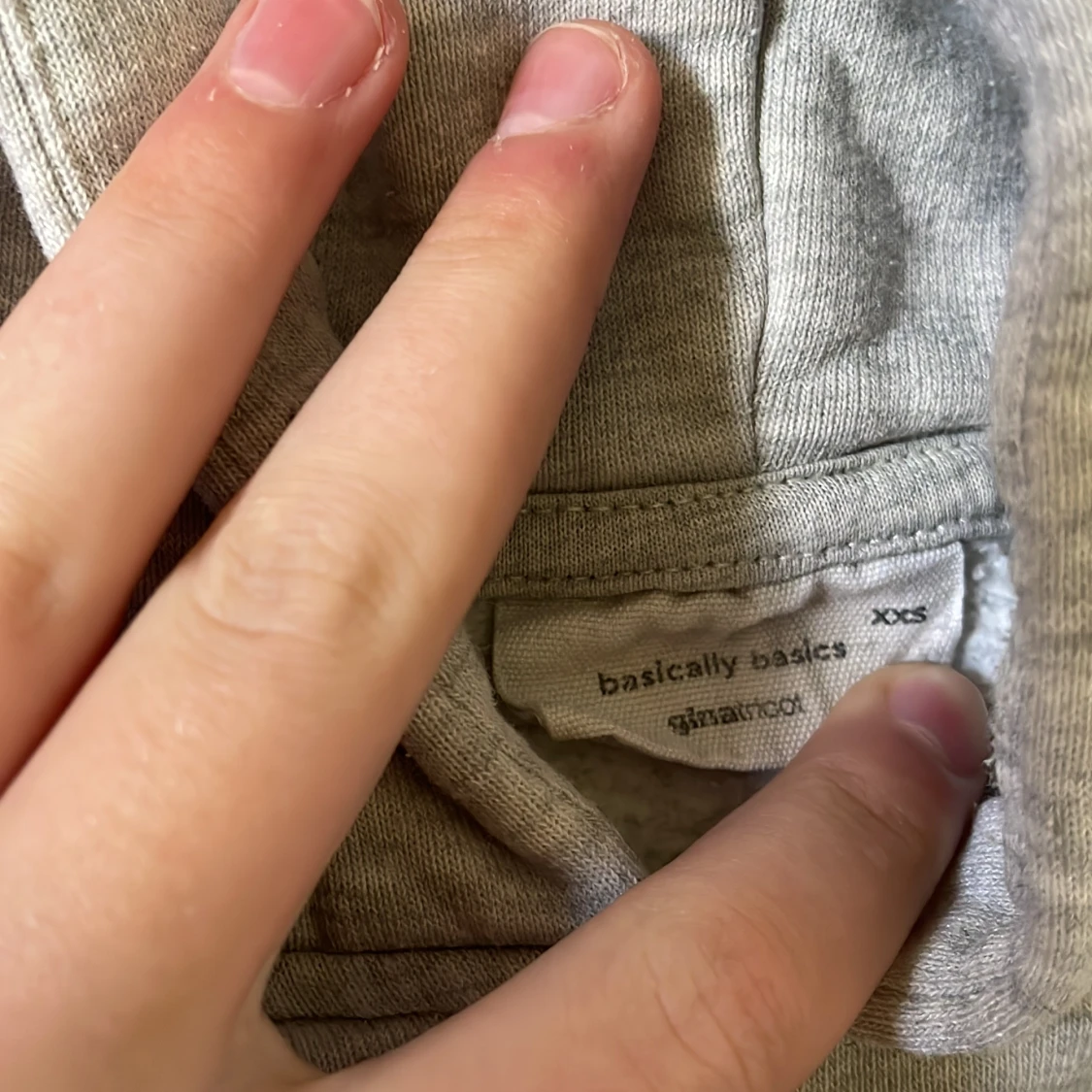 Grå hoodie från Basically Basics - 2