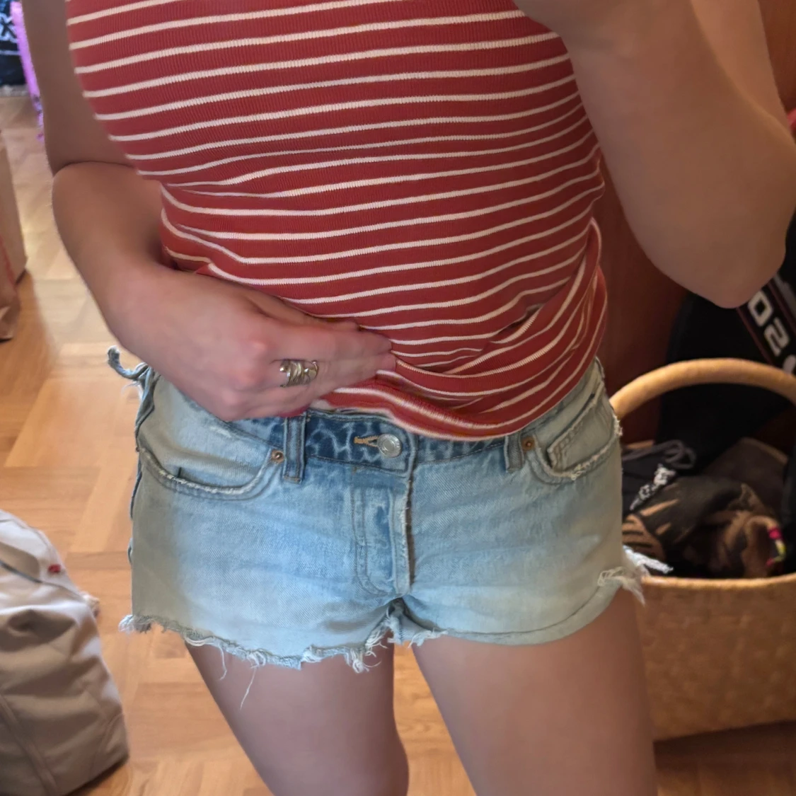 Ljusblå jeansshorts med slitningar