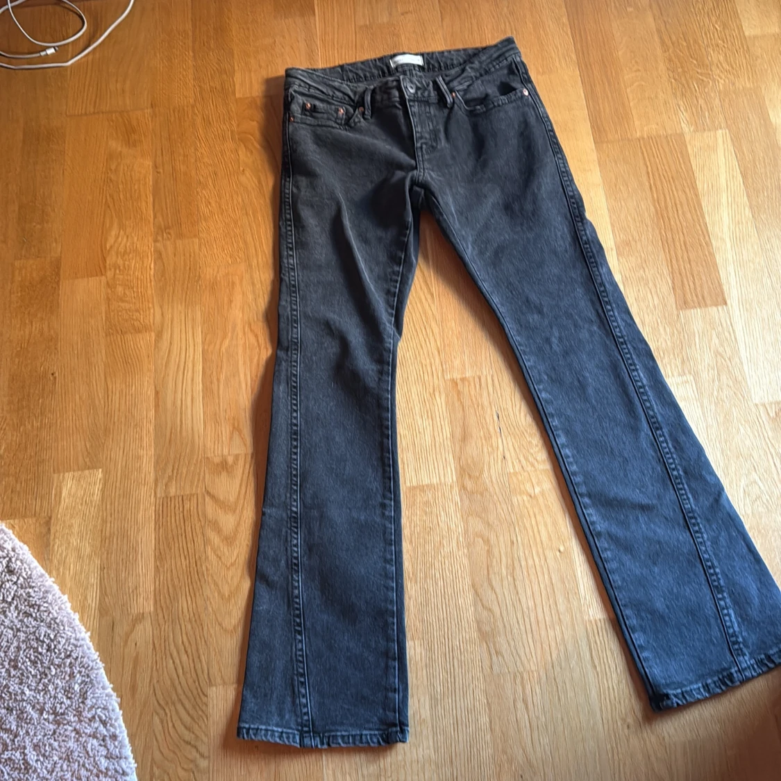 Svarta bootcut jeans från Gina Tricot - 2
