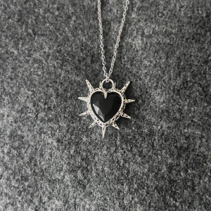 Obsidian Edge - Hängsmycke, 2x2 cm. Kedja 50 cm, rostfritt stål. 