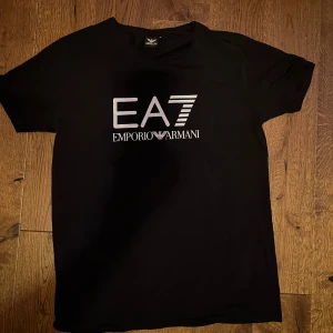 Emporio Armani t-shirt -  🏷️ Brand: Emporio Armani 📐 Size: L 🎨 Color: Black 🧵 Material: 100% Cotton 👕 Fit: Regular 📏 Length: Regular ⭐ Condition: Worn a few times ⚠️ Defects: None