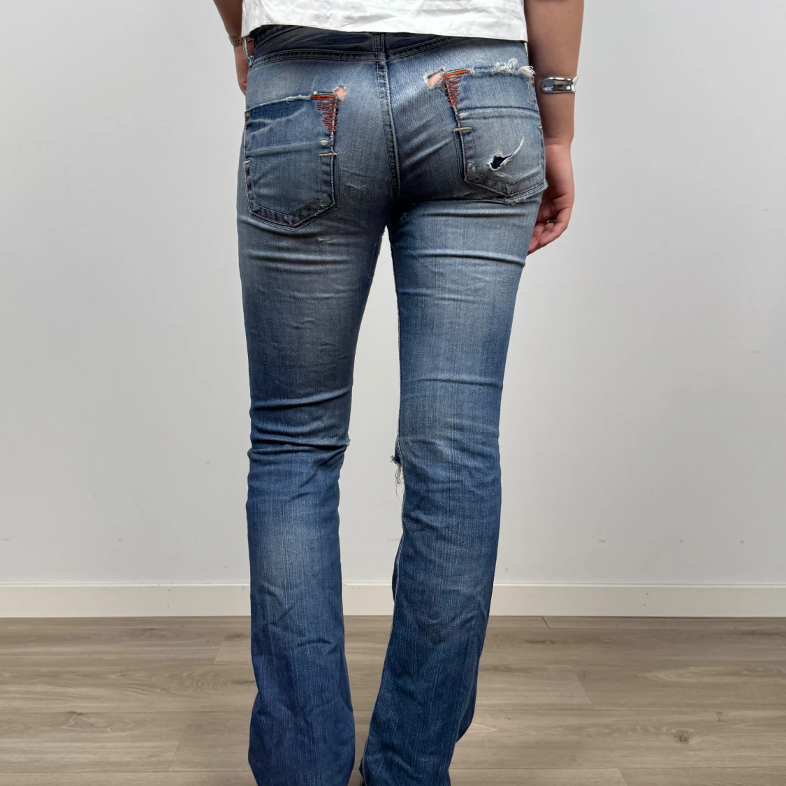 Blå bootcut jeans med slitningar - 2