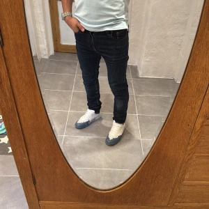 Nudie jeans  - Ett par snygga byxor från nudie i storlek W28 L32  