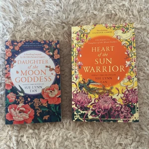 Daughter of the Moon Goddess & Heart of the Sun Warrior - Upptäck Celestial Kingdom-duologin! Två Sunday Times-bestsellers med magiska omslag, inspirerade av kinesisk mytologi. Perfekt för dig som älskar episka äventyr, fantasy och starka hjältinnor. Vackra illustrationer och spännande berättelser som fångar dig från första sidan. Aldrig lästa, som nya!