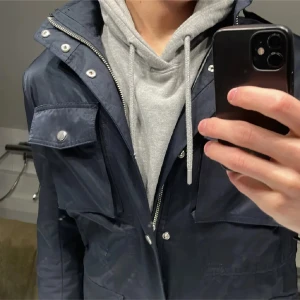 Mörkblå fieldjacka - Tvär fet mörkblå fieldjacka med silvriga detaljer!👏🏻 || Perfekt nu när graderna sjunker❄️|| Skick; 9,5/10, inga fläckar eller defekter || Storlek: S || Pris: 699kr