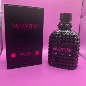 Valentino Uomo Born In Roma Extradose - Stilren och modern parfym från Valentino. Volym: 100 ml. Ingredienser: alkohol, parfym, aqua, limonene, linalool, coumarin, citronellol, citral, geraniol m.fl. Tillverkad i Frankrike. Perfekt för dig som vill sticka ut med en ikonisk doft.