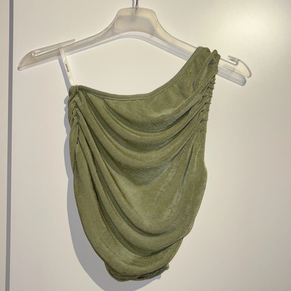 Grön asymmetrisk oneshoulder topp från SHEIN - 2