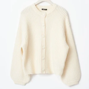 Chunky knitted cardigan från Gina Tricot - Chunky stickad kofta från Gina som är slutsåld. Tjock och mysig, kan bäras båda stängd och öppen. Använd 1 gång så iprincip helt ny. Stl S.