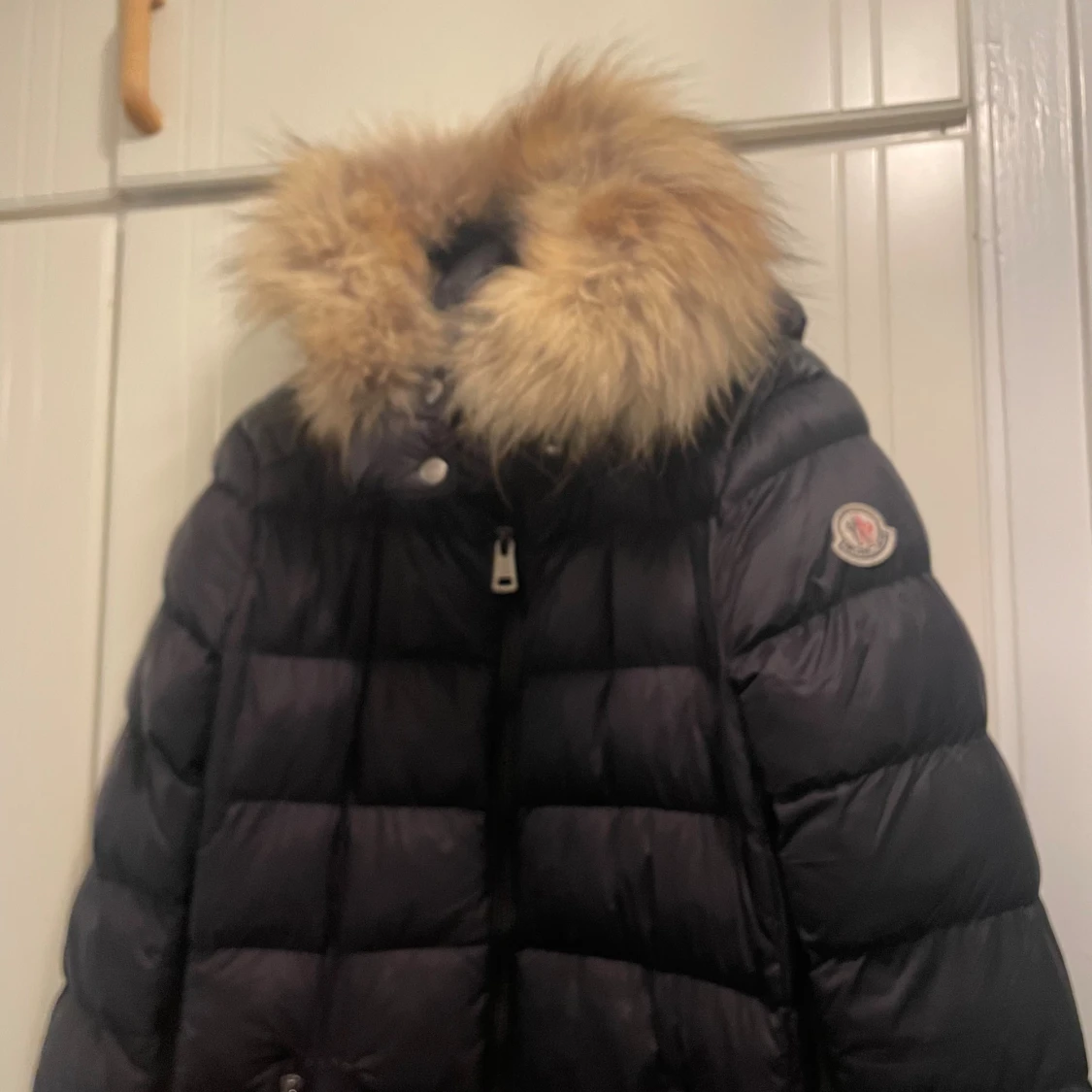 Jacka i svart med päls - 4