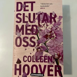 Det slutar med oss - En gripande berättelse om Lily som flyttar till Boston för att följa sina drömmar. Hon möter kärlek, utmaningar och tvingas konfrontera sitt förflutna när gamla känslor väcks till liv. Perfekt för dig som gillar starka känslor och relationer. Endast läst en gång så väldigt bra skick!🩷