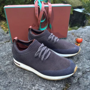 Loro Piana Flexy Walk - Intressekoll på dessa snygga flexy walks i färgen shadow blue. Strl 40. Köpta på vestiaire för ett tag sen. Allt og följer med. Hör av er vid frågor eller funderingar och vad ni skulle kunna ge ✌️