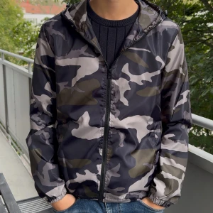 Camo windbreaker/höstjacka - Utförsäljning! Säljer en snygg vind/höstjacka från Lindfors i camoflage mönster med dragkedja och huva. Perfekt för de kyligare vädret nu efter sommaren, alla storlekar från XS,S,M och L samt att alla jackor är helt nya med orginal plasten kvar för endast 189kr✅ 