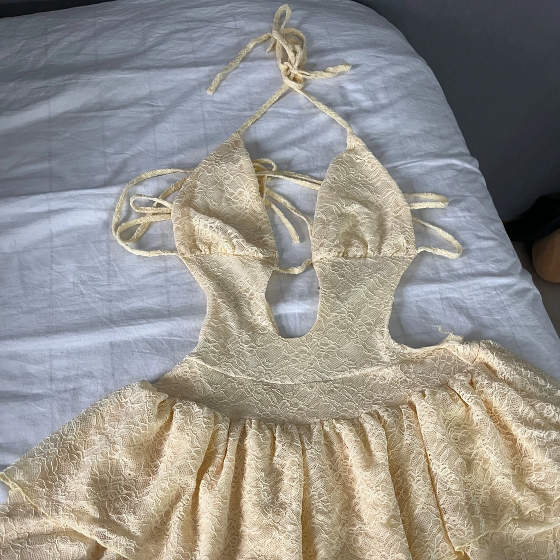 Ljusgul spetsklänning med volanger - 1