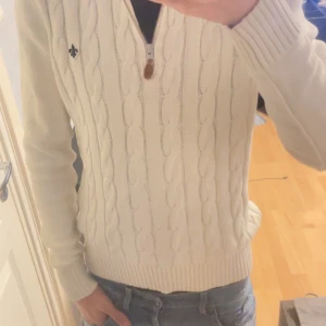 Vit  tröja från Morris - Vit half zip från Morris storlek S ny pris runt:1500 mitt pris:500 hör av er om ni har kofta frågor eller funderingar 