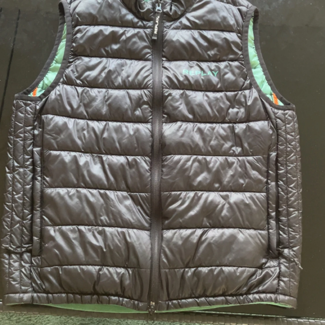 Svart dunväst från Replay