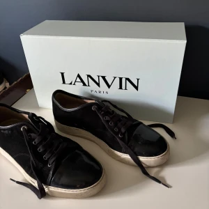 Lanvin skor - Lanvin skor i stl 42 i fint skick behövs en liten tvätt på sulan bara! Kvitto och allt sånt finns även kartong! 100% äkta