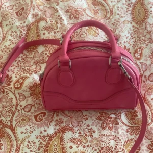 Rosa handväska med axelrem - Snygg handväska